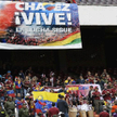 Chávez żyje, walka trwa – to hasło niemal wszechobecne. Kibice wywieszają je nawet podczas zagranicz