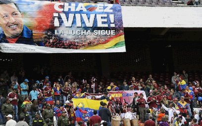 Chávez żyje, walka trwa – to hasło niemal wszechobecne. Kibice wywieszają je nawet podczas zagranicz