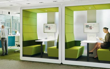 Nowoczesne biuro oferuje użytkownikom coś więcej niż typowy open space z szeregiem biurek. Ten model