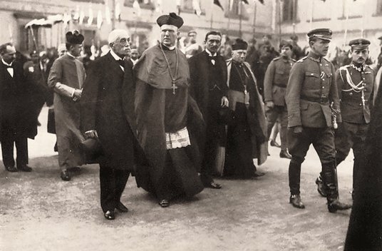 Rada Regencyjna udaje się na Zamek Królewski po złożeniu przysięgi w katedrze. Warszawa, 27 paździer