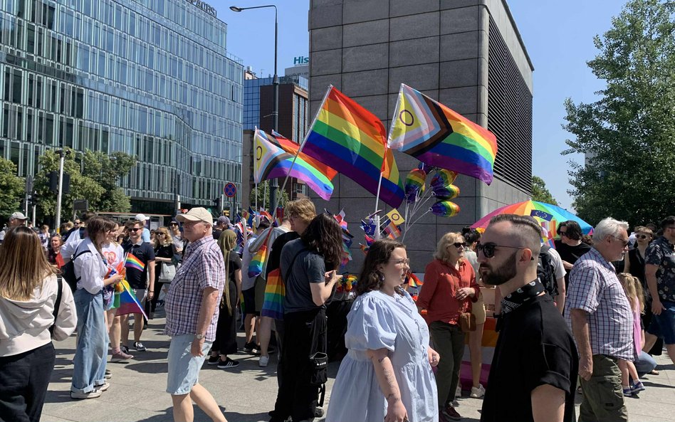 Uczestnicy Parady Równości dumnie prezentujący różnorodne flagi LGBT