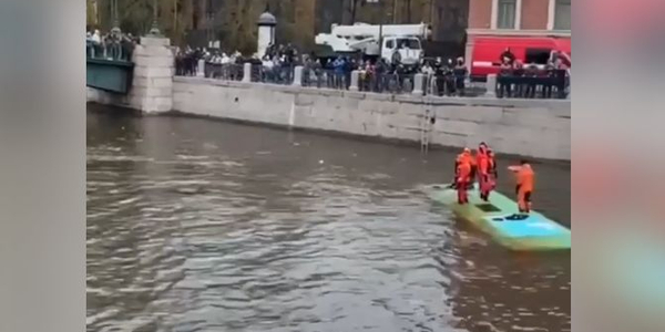 Petersburg: Autobus wpadł do rzeki. Są zabici i ranni
