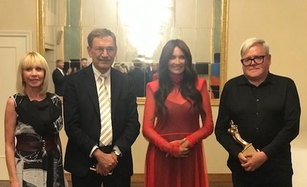 Grażyna Kulczyk, Orhan Pamuk, Dominika Kulczyk i Michał Merczyński ze statuetką Gustawa podczas pozn