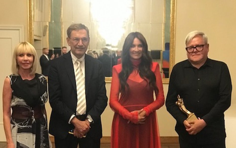 Grażyna Kulczyk, Orhan Pamuk, Dominika Kulczyk i Michał Merczyński ze statuetką Gustawa podczas pozn