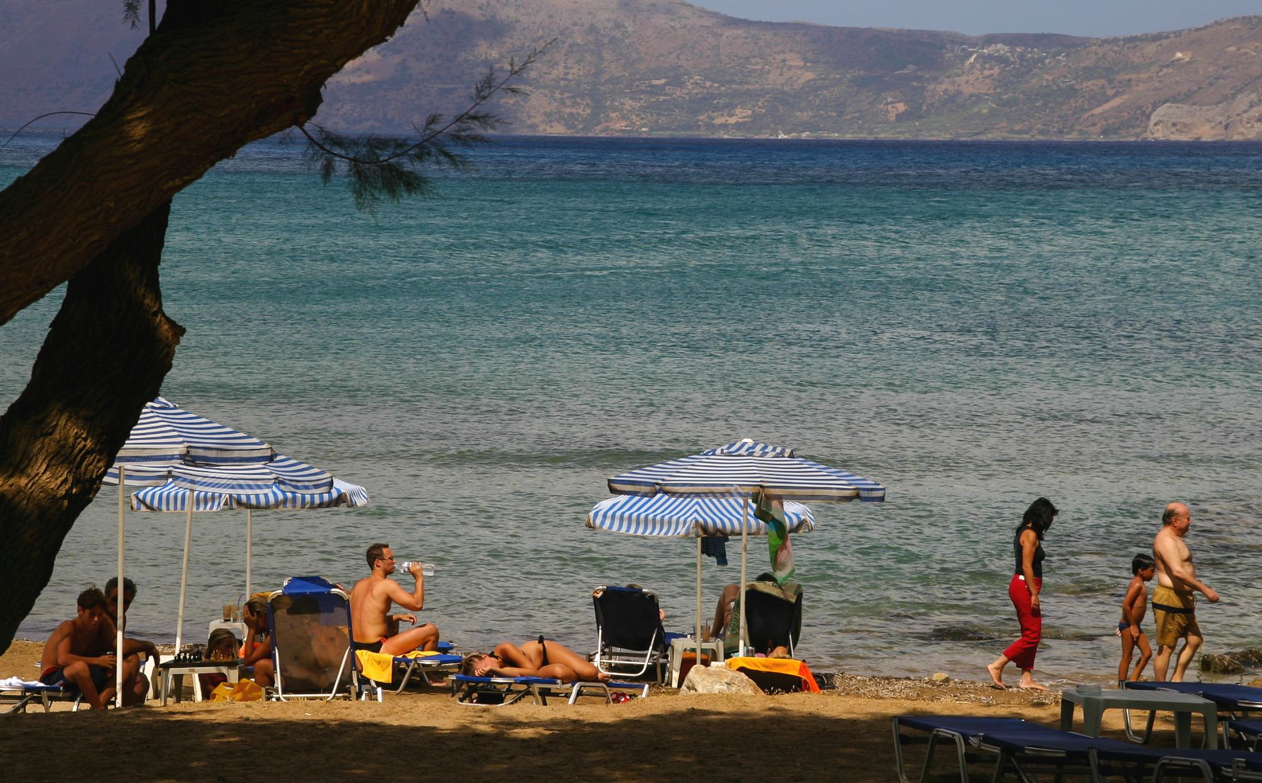 More tourists in Greece, but less money. Disappointed businessman