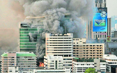W wyniku zamieszek podpalono wczoraj w stolicy Tajlandii kilka budynków w centrum komercyjno- -turys