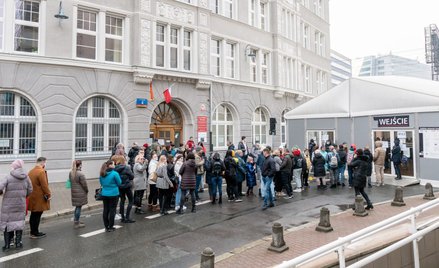 Kolejka uchodźców z Ukrainy do wyrobienia numeru PESEL, pod Urzędem Miejskim we Wrocławiu