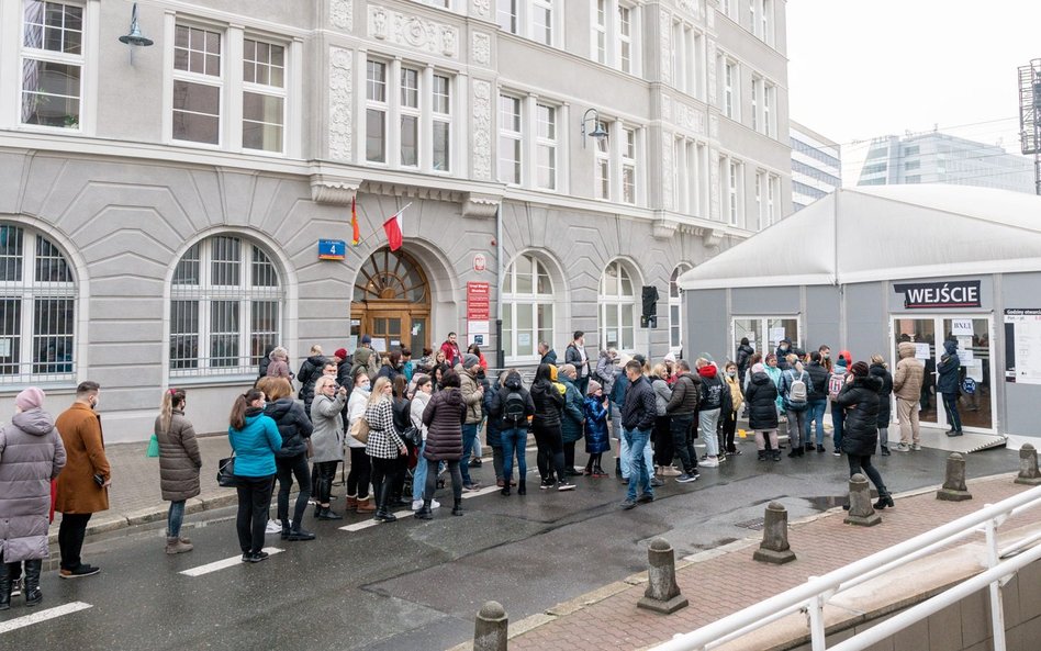 Kolejka uchodźców z Ukrainy do wyrobienia numeru PESEL, pod Urzędem Miejskim we Wrocławiu