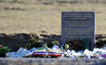 Tablica w miejscowości Seyne-les-Alpes upamiętniająca ofiary katastrofy Airbusa linii Germanwings