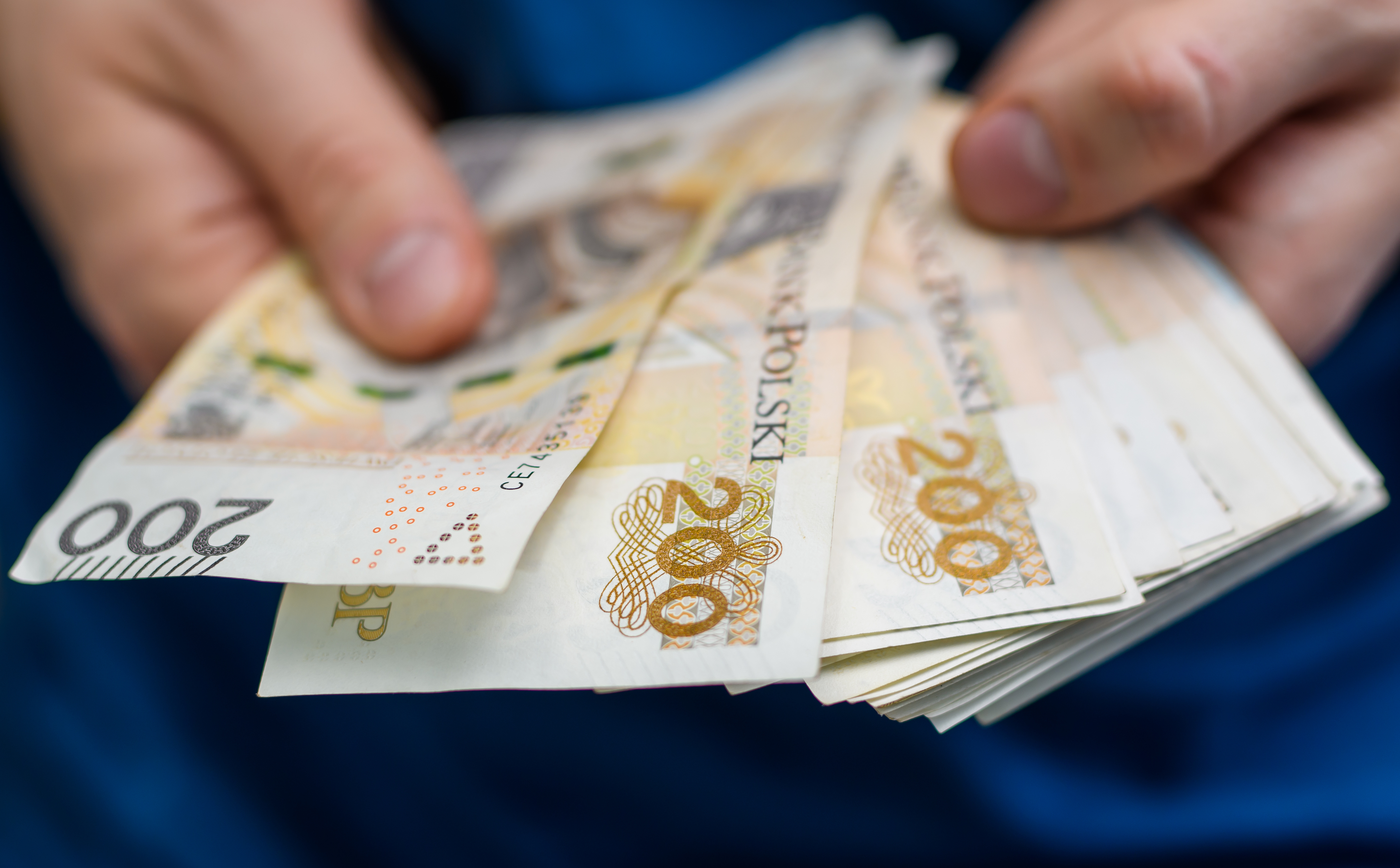 Złoty poddał się weekendowej atmosferze