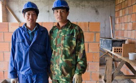 Robotnicy z Chin pracują na budowie JW Construction