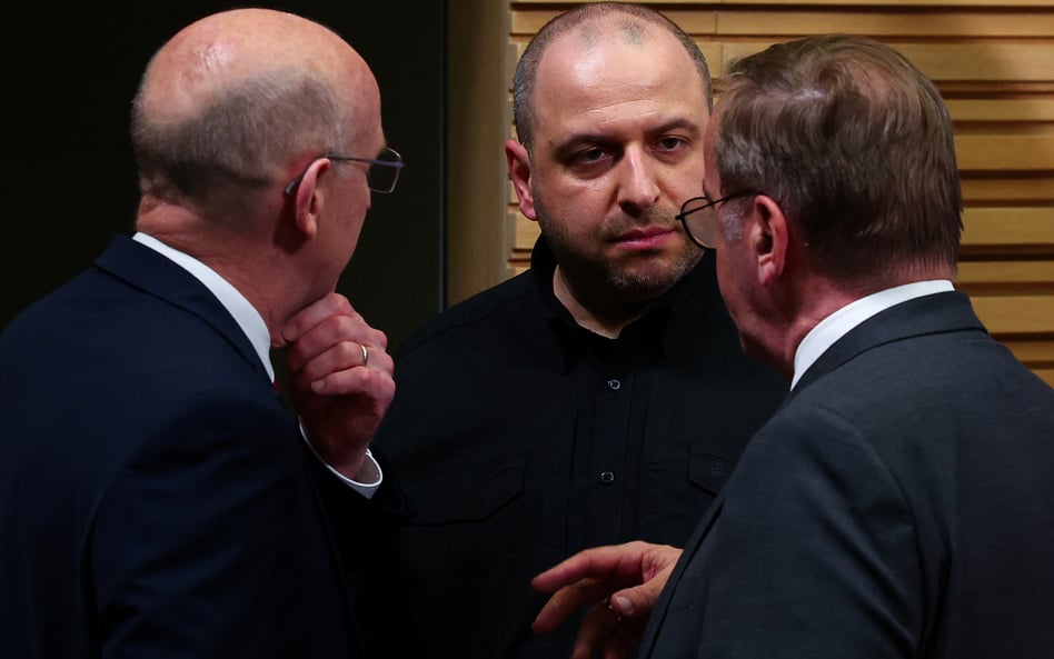 Brytyjski minister obrony John Healey, ukraiński minister obrony Rustem Umerow i niemiecki minister 