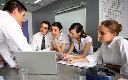 Odpowiada za nadzorowanie grupy pracowników lub działów w firmie. Wykonują zadania związane z planow