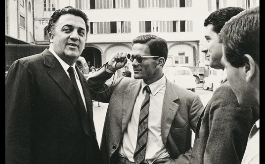 Pasolini (w środku) i Federico Fellini, koniec lat 50.
