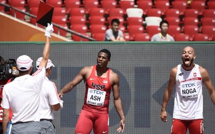 Z prawej – Artur Noga, ukarany Ronnie Ash