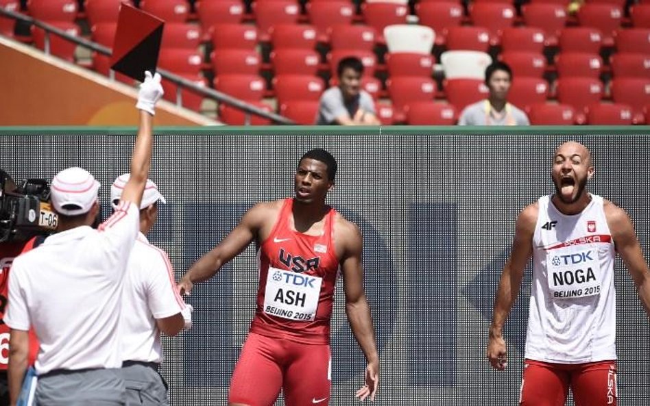 Z prawej – Artur Noga, ukarany Ronnie Ash