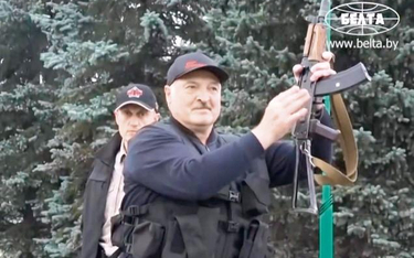 Aleksander Łukaszenko w niedzielę straszył Białorusinów kałasznikowem