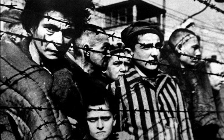 Polacy od lat walczą z obarczaniem ich odpowiedzialnością za Holokaust (na zdjęciu: KL Auschwitz w 1