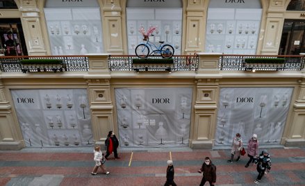 Zamknięty sklep Diora w moskiewskim domu towarowym GUM