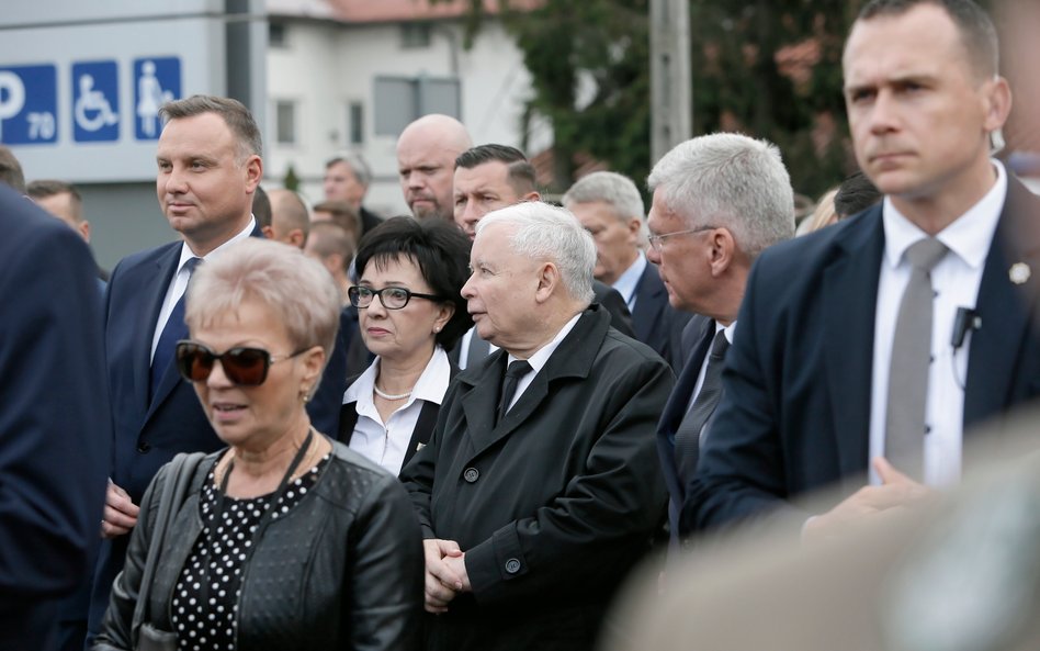 Marszałek Sejmu Elżbieta Witek, prezes PiS Jarosław Kaczyński, prezydent Andrzej Duda oraz senator S