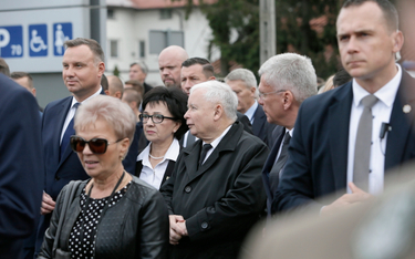 Marszałek Sejmu Elżbieta Witek, prezes PiS Jarosław Kaczyński, prezydent Andrzej Duda oraz senator S