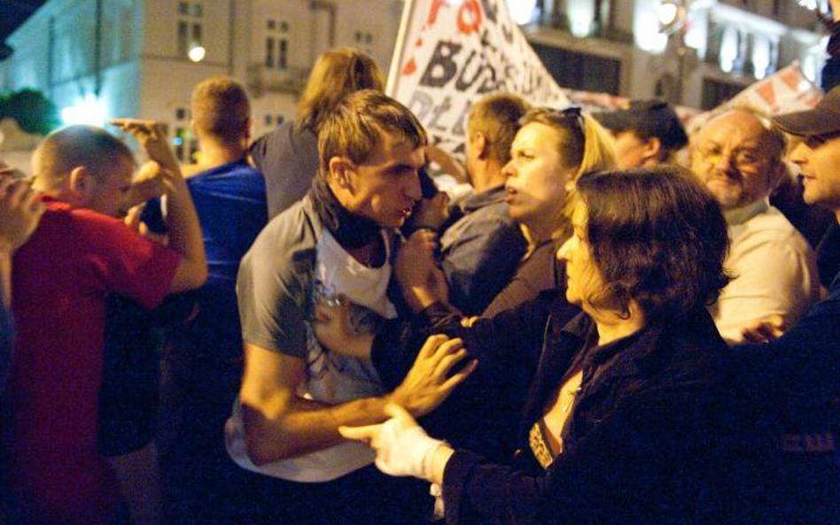 Poniedziałkowa demonstracja przed pałacem