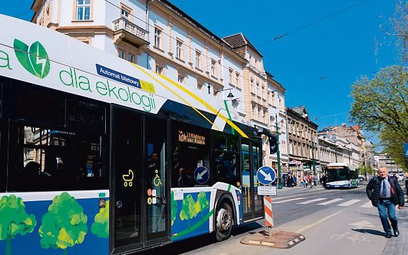 Autobusy na prąd jeżdżą w wielu miastach – „narodowy” nie pojedzie