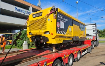 Specjalistyczna frezarka została przywieziona na lawecie