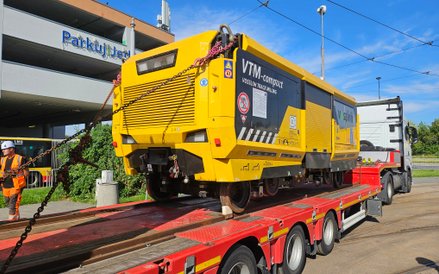 Specjalistyczna frezarka została przywieziona na lawecie