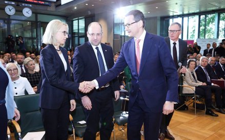 Nz. od lewej: Teresa Czerwińska, minister finansów, Jacek Fotek, wiceprezes zarządu GPW, Mateusz Mor