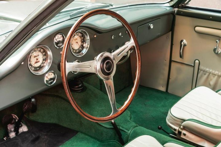 Drobiazgowa renowacja sprawiła, że wygląda jak nowy. Szmaragdowa zieleń jest taka, jak po wyjechaniu