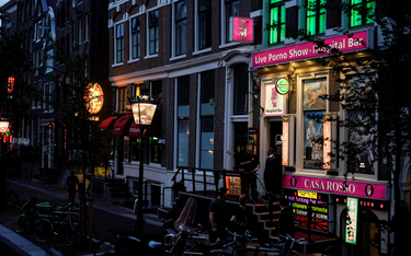 Zakaz palenia marihuany na ulicach Amsterdamu. Władze cywilizują dzielnicę "czerwonych latarni”