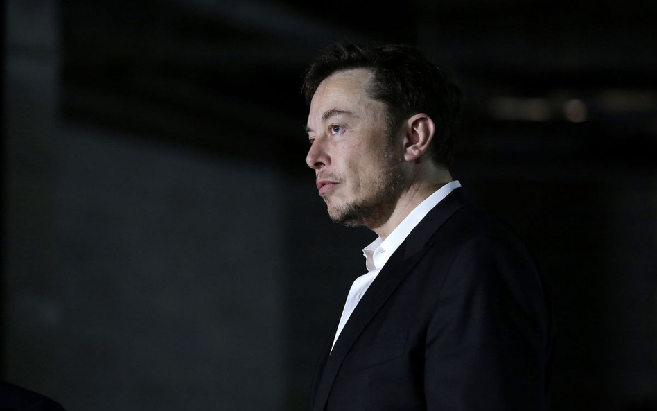 Musk chciał sprzedać Teslę Apple’owi