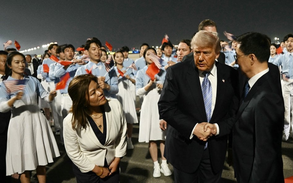 Prezydent USA Donald Trump witany przez wiceprezydenta Chin Han Zhenga po przylocie na lotnisko Beij