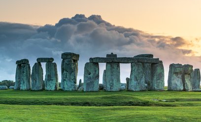 Archeolodzy odkryli kilka kilometrów od Stonehenge ślady prostszej konstrukcji sprzed około 5 tys. l