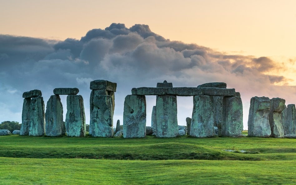 Archeolodzy odkryli kilka kilometrów od Stonehenge ślady prostszej konstrukcji sprzed około 5 tys. l