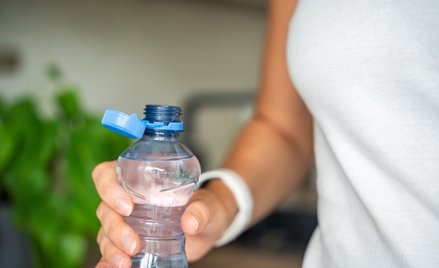 Butelki po raz kolejny zmienią wygląd. UE wymaga nie tylko przytwierdzonych nakrętek