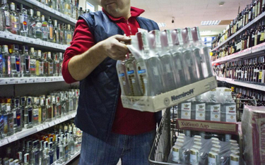 Rosjanie przestali kupować wódkę. W listopadzie produkcja spadła o blisko 40 procent rok do roku.