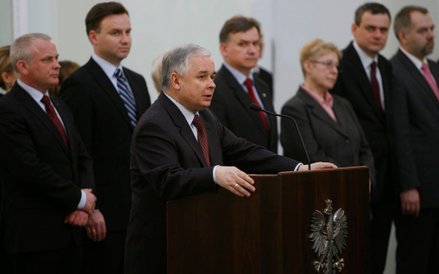 30.03.2009 WARSZAWA. PAŁAC PREZYDENCKI. PREZYDENT RP LECH KACZYŃSKI (NZ) WRĘCZYŁ ORDERY ODRODZENIA P