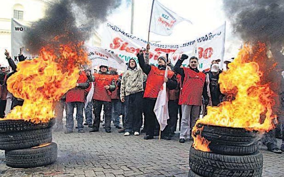 Protest górników przed siedzibą Ministerstwa Gospodarki. Brało w nim udział około 2000 osób