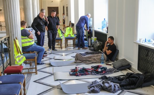 Rolnicy protestujący w Sejmie rozpoczęli wczoraj strajk głodowy. Żądają spotkania z premierem ws. Zi