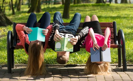 Jakim językiem rozmawia ze sobą młodzież?