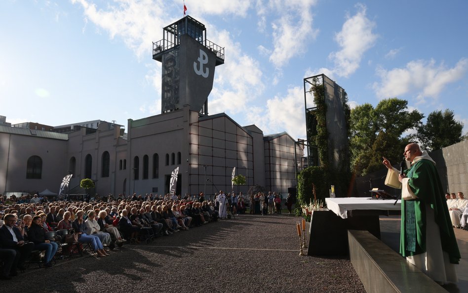 Polowa msza święta w ramach spotkania "W» jak wiara" w Parku Wolności na terenie stołecznego Muzeum 