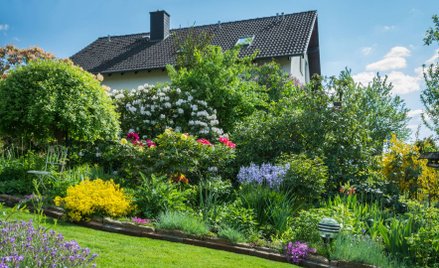 Sprzedaż ogródka działkowego a PIT: altanka bez podatku, a co z domkiem?