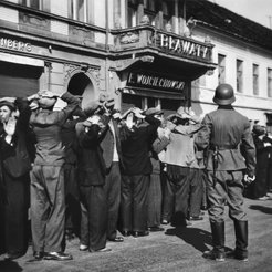 Niemiecka okupacja Polski, 1940 rok. Na zdjęciu: niemieccy żołnierze prowadzą łapankę w Częstochowie