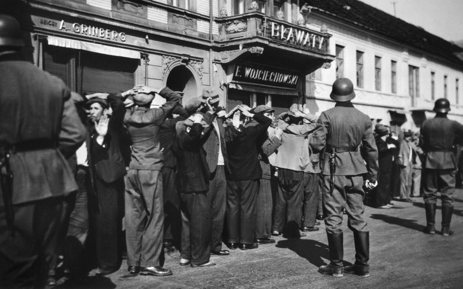 Niemiecka okupacja Polski, 1940 rok. Na zdjęciu: niemieccy żołnierze prowadzą łapankę w Częstochowie