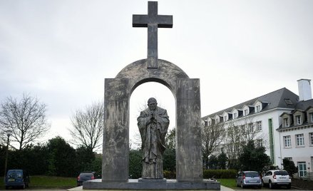Francja: Sąd kazał usunąć krzyż z pomnika Jana Pawła II