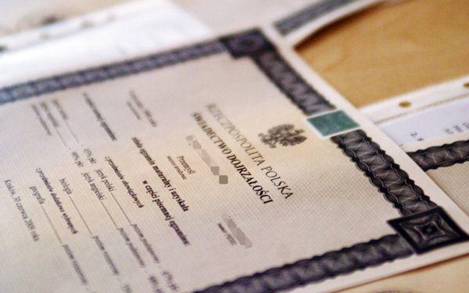 Inspektorzy z maturą zachowają posady
