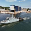 Niszczyciel min ORP Albatros (602) na tle hali w której powstanie ORP Wicher (pierwsza polska fregat