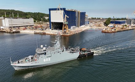 Niszczyciel min ORP Albatros (602) na tle hali w której powstanie ORP Wicher (pierwsza polska fregat